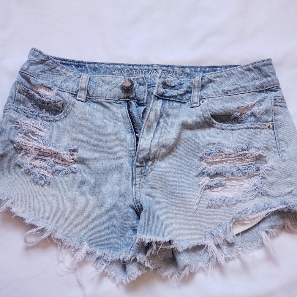 Very cute distressed AE shorts